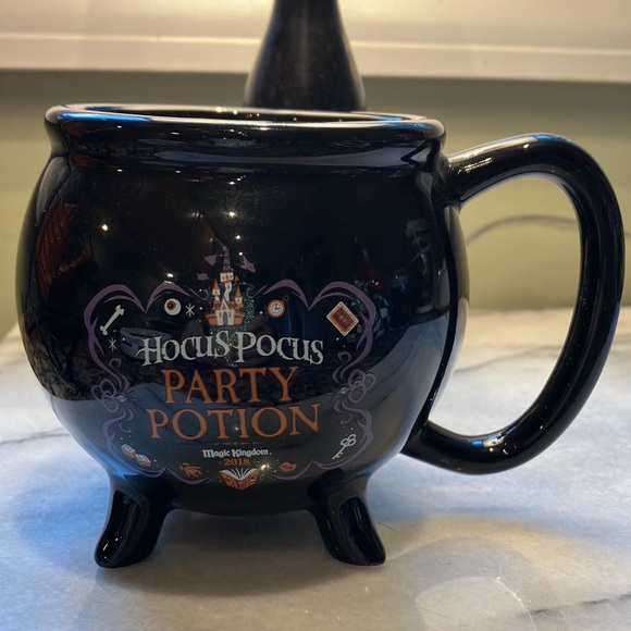 Disney Hocus Pocus Cauldron Mug - Picture 2 of 8